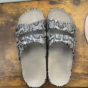 Freedom Moses snake skin